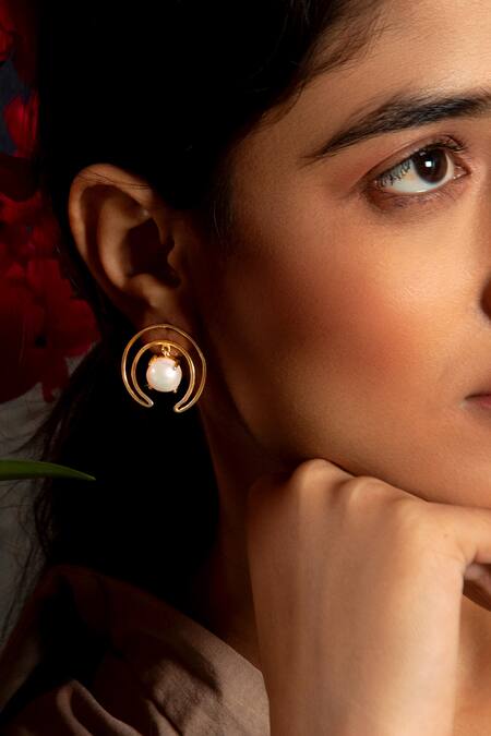 Neeta Boochra White Beads Encircled Freshwater Pearl Studs Online at Aza Fashions Neeta Boochra_White Beads Encircled Freshwater Pearl Studs _Online_at_Aza_Fashions