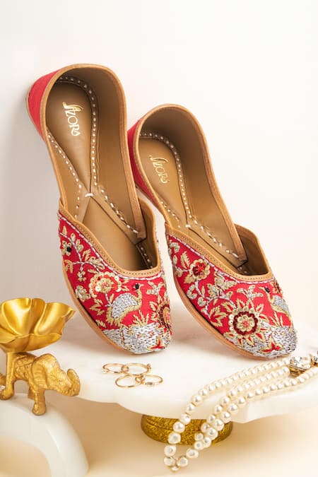 Azora Nazarah Garden Embroidered Juttis 