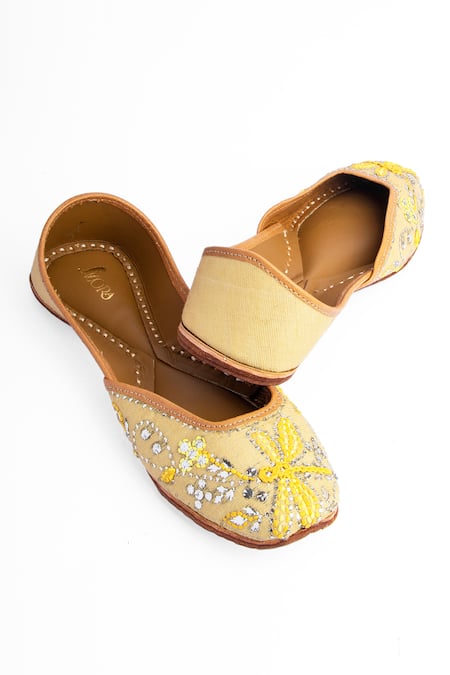 Azora Dragonfly Embroidered Juttis 