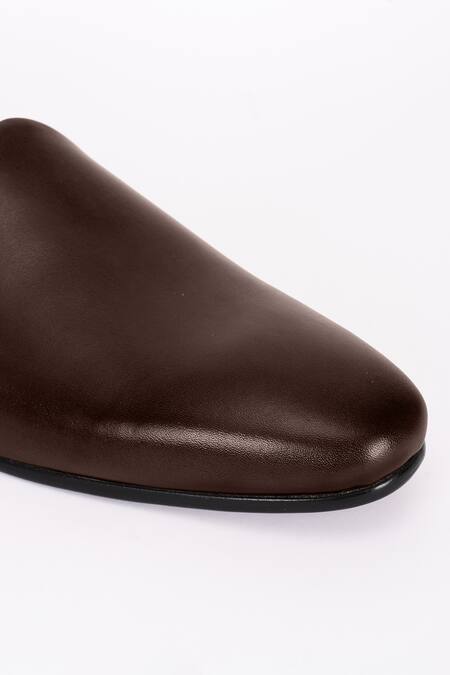 Buy Bubber Couture Brown Blaze Solid Pointed-toe Mojdi Online at Aza Fashions Buy_Bubber Couture_Brown Blaze Solid Pointed-toe Mojdi _Online_at_Aza_Fashions