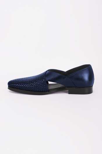 Bubber Couture_Blue Knox Solid Pointed-toe Peshwari Sandal _Online_at_Aza_Fashions