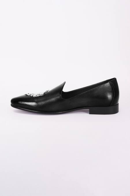 Bubber Couture Black Embroidery Nash Pointed-toe Mojdi Online at Aza Fashions Bubber Couture_Black Embroidery Nash Pointed-toe Mojdi _Online_at_Aza_Fashions