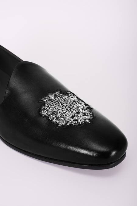 Buy Bubber Couture Black Embroidery Nash Pointed-toe Mojdi Online at Aza Fashions Buy_Bubber Couture_Black Embroidery Nash Pointed-toe Mojdi _Online_at_Aza_Fashions