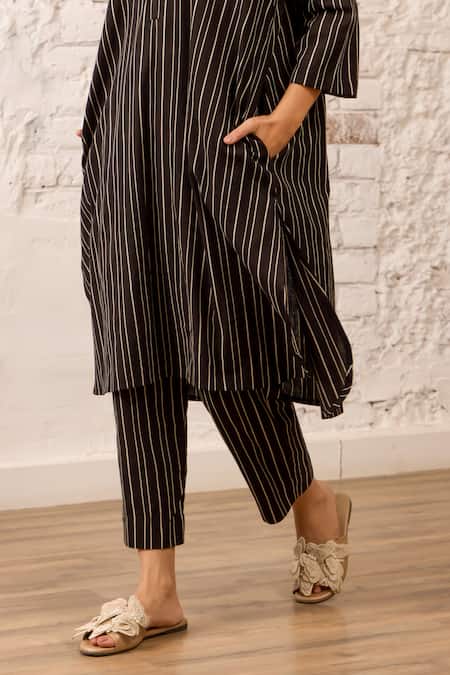 Label Mansi Nagdev_Black Cotton, Linen Round Neck Luna Self Textured Kurta With Pant _Online_at_Aza_Fashions