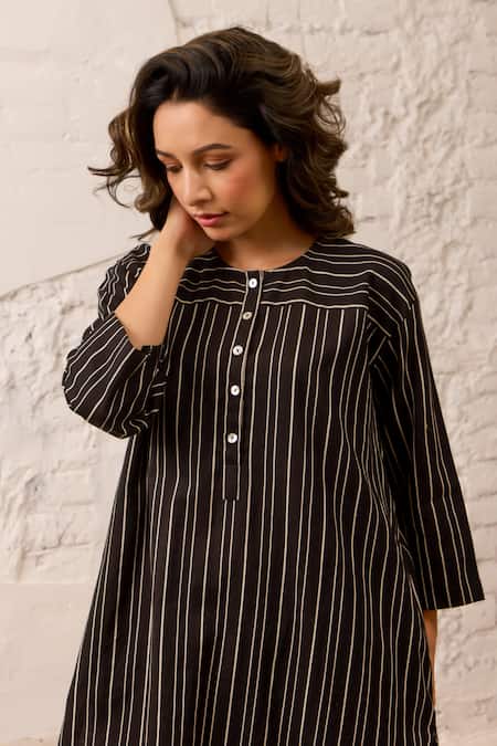 Buy_Label Mansi Nagdev_Black Cotton, Linen Round Neck Luna Self Textured Kurta With Pant _Online_at_Aza_Fashions