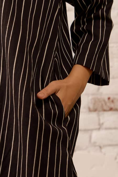 Shop_Label Mansi Nagdev_Black Cotton, Linen Round Neck Luna Self Textured Kurta With Pant _Online_at_Aza_Fashions