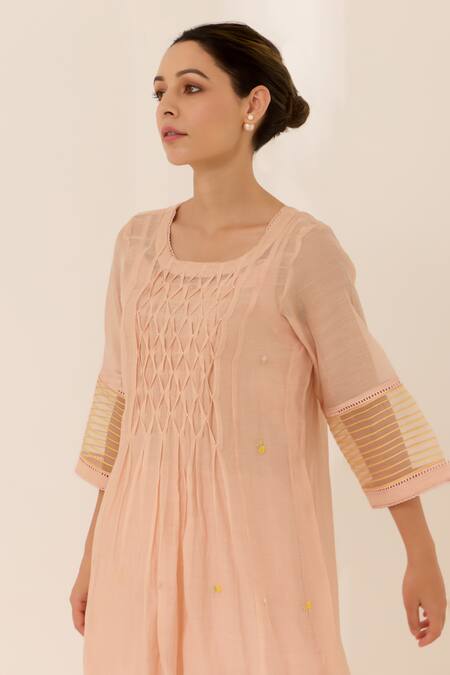 Shop Label Mansi Nagdev Peach Chanderi, Cotton Embroidery Round Dahlia Pintuck Detailed Kurta And Pant Set Online at Aza Fashions Shop_Label Mansi Nagdev_Peach Chanderi, Cotton Embroidery Round Dahlia Pintuck Detailed Kurta And Pant Set _Online_at_Aza_Fashions