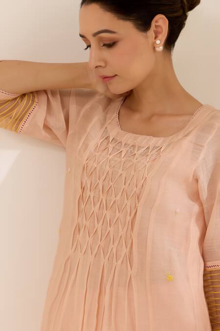Label Mansi Nagdev Peach Chanderi, Cotton Embroidery Round Dahlia Pintuck Detailed Kurta And Pant Set at Aza Fashions Label Mansi Nagdev_Peach Chanderi, Cotton Embroidery Round Dahlia Pintuck Detailed Kurta And Pant Set _at_Aza_Fashions