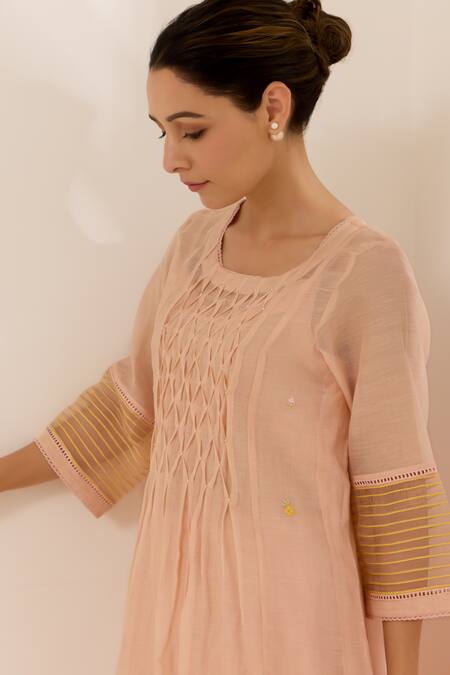 Buy Label Mansi Nagdev Peach Chanderi, Cotton Embroidery Round Dahlia Pintuck Detailed Kurta And Pant Set Buy_Label Mansi Nagdev_Peach Chanderi, Cotton Embroidery Round Dahlia Pintuck Detailed Kurta And Pant Set