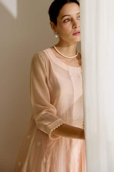 Label Mansi Nagdev Peach Chanderi, Cotton Embroidery, Lace Round Neck Rosemary Floral Kurta Set Online at Aza Fashions Label Mansi Nagdev_Peach Chanderi, Cotton Embroidery, Lace Round Neck Rosemary Floral Kurta Set _Online_at_Aza_Fashions