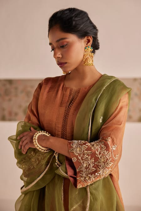 Esha Arora Orange Organza, Cotton Satin, Linen Embroidery Zardozi Sleeves Kurta Pant Set Online at Aza Fashions Esha Arora_Orange Organza, Cotton Satin, Linen Embroidery Zardozi Sleeves Kurta Pant Set _Online_at_Aza_Fashions