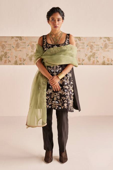 Esha Arora Black Chanderi Silk, Linen, Organza Embroidery Zardozi Floral Kurta Pant Set Online at Aza Fashions Esha Arora_Black Chanderi Silk, Linen, Organza Embroidery Zardozi Floral Kurta Pant Set _Online_at_Aza_Fashions
