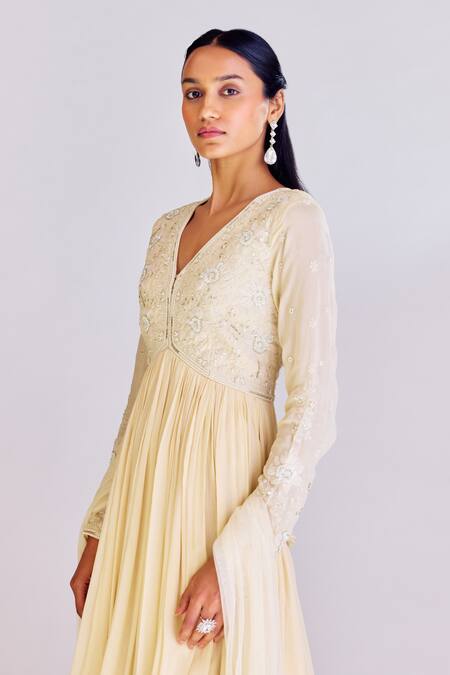 Buy_Basanti - Kapde Aur Koffee_White Chiffon Embroidery, Sequins V-neck Flower Anarkali With Dupatta_Online_at_Aza_Fashions