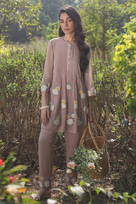 Summer By Priyanka Gupta_Pink Georgette Embroidery Round Neck Harvest Pleated Kurta And Pant Set_Online_at_Aza_Fashions