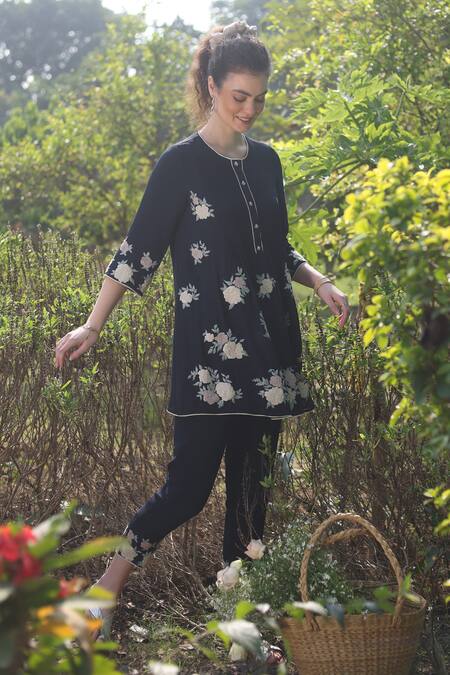 Summer By Priyanka Gupta_Black Georgette Embroidery Round Neck Harvest Floral Pleated Kurta And Pant Set_Online_at_Aza_Fashions