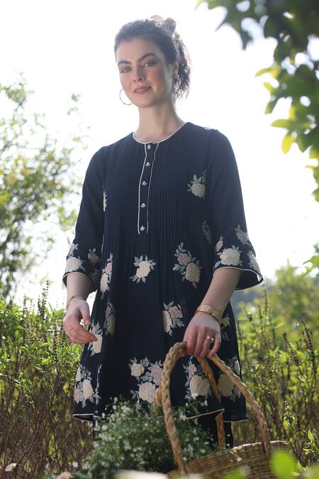 Summer By Priyanka Gupta_Black Georgette Embroidery Round Neck Harvest Floral Pleated Kurta And Pant Set_at_Aza_Fashions