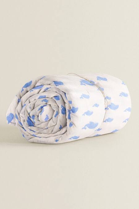 Shop The Baby Atelier Blue Organic Cotton Print Whale Junior Quilt at Aza Fashions Shop_The Baby Atelier_Blue Organic Cotton Print Whale Junior Quilt_at_Aza_Fashions