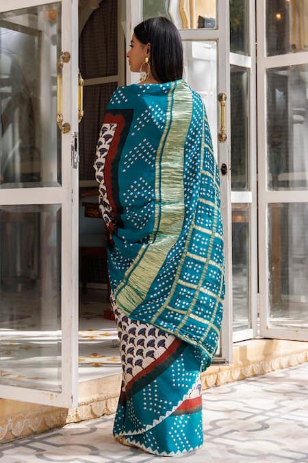 Geroo Jaipur White Modal, Silk Gharchola Pallu Floral Saree With Unstitched Blouse Piece Online at Aza Fashions Geroo Jaipur_White Modal, Silk Gharchola Pallu Floral Saree With Unstitched Blouse Piece _Online_at_Aza_Fashions