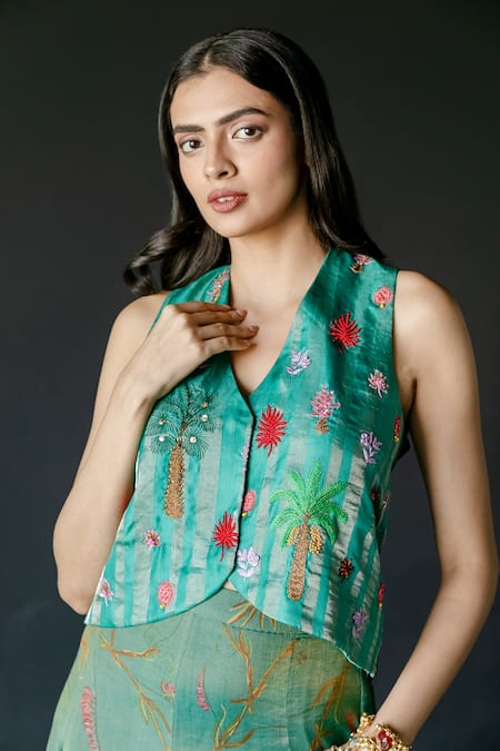 Shachi Sood Green Waist Coat Pure Silk V- Neck Floral Embroidered With Skirt at Aza Fashions Shachi Sood_Green Waist Coat Pure Silk V- Neck Floral Embroidered With Skirt _at_Aza_Fashions