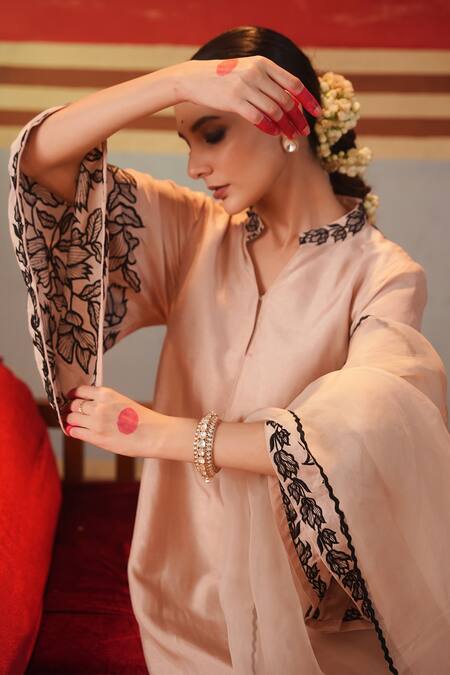 Buy_Kesar Studio_Peach Silk, Organza Embroidery Collared Zareen Flower Hand Kurta Set