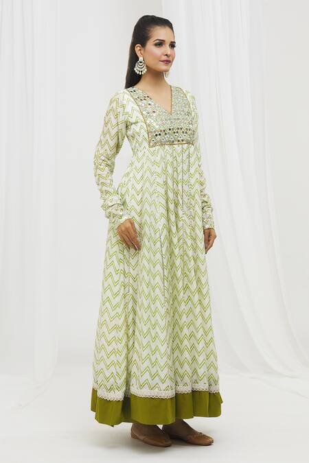 Yuvraani Jaipur_Green Silk, Organza Mirrors V-neck Chevron Print Anarkali With Work Dupatta _Online_at_Aza_Fashions