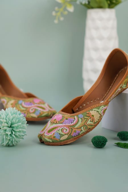 Cilwana Studio Aari Embroidered Juttis 