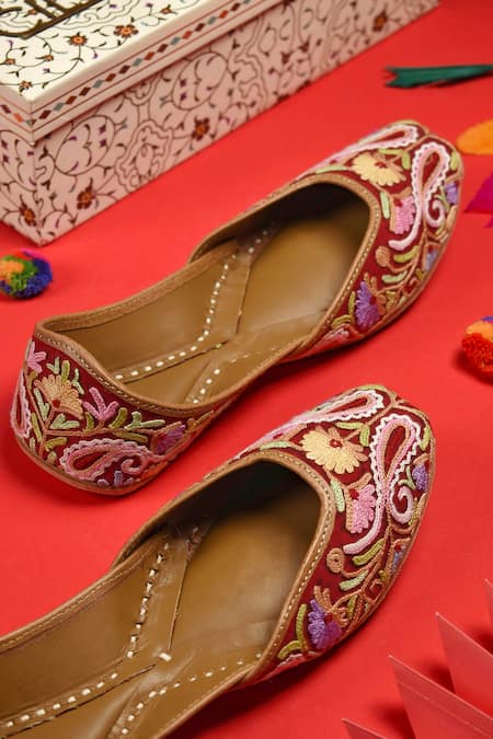 Cilwana Studio Floral Embroidered Juttis 