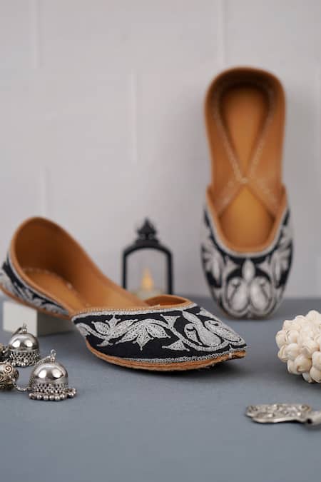 Cilwana Studio Paisley Embroidered Juttis 