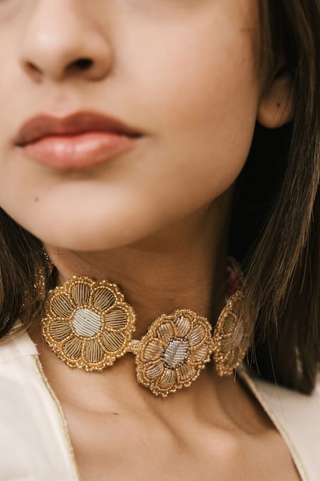 Moirra Guldasta Floral Bloom Choker 