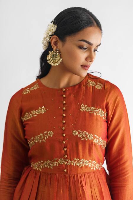Buy Mushio Orange Resham Floral Threadwork Anarkali Online at Aza Fashions Buy_Mushio_Orange Resham Floral Threadwork Anarkali _Online_at_Aza_Fashions