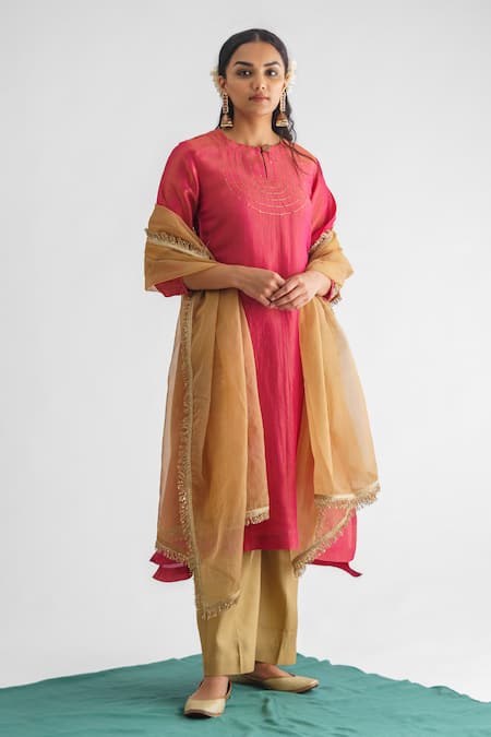 Mushio Pink Cotton Sequins, Embroidery Round Neck Gulab Threadwork Kurta Online at Aza Fashions Mushio_Pink Cotton Sequins, Embroidery Round Neck Gulab Threadwork Kurta _Online_at_Aza_Fashions