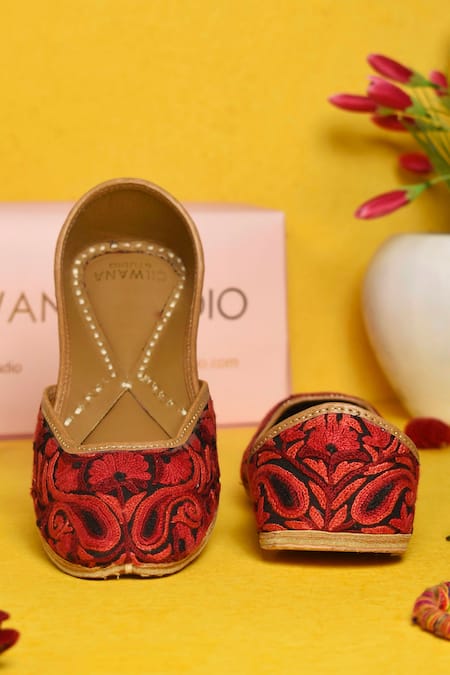 Cilwana Studio Floral Embroidered Juttis 