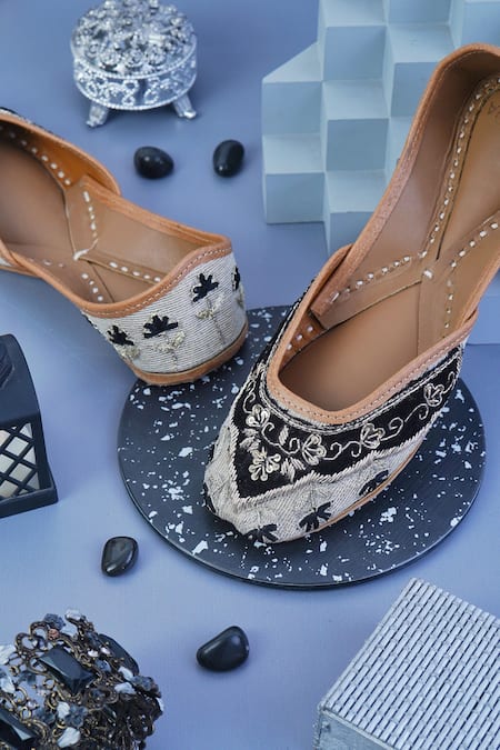 Cilwana Studio Floral & Dabka Embroidered Juttis 