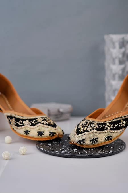Cilwana Studio_Beige Floral And Dabka Embroidered Juttis _Online_at_Aza_Fashions