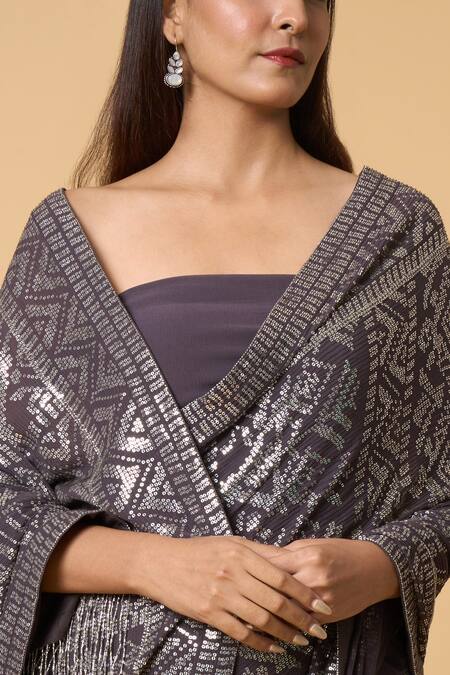 Nakul Sen Grey Silk, Chiffon Sequins Geometric Saree With Unstitched Blouse Piece at Aza Fashions Nakul Sen_Grey Silk, Chiffon Sequins Geometric Saree With Unstitched Blouse Piece _at_Aza_Fashions