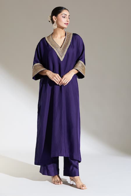 Buy_Jayanti Reddy_Purple Embroidery, Lace V-neck Kiran Border Kaftan Kurta _Online_at_Aza_Fashions