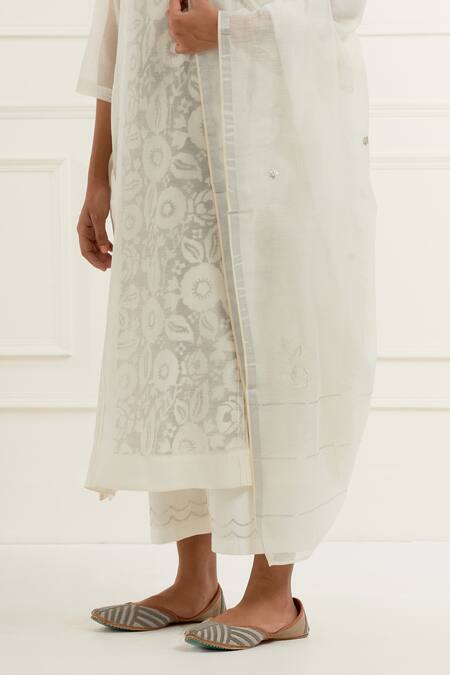 Buy_Kamaltaas_Off White Chanderi Embroidery Boat Bloom Motif Pittan Kurta With Printed Slip 