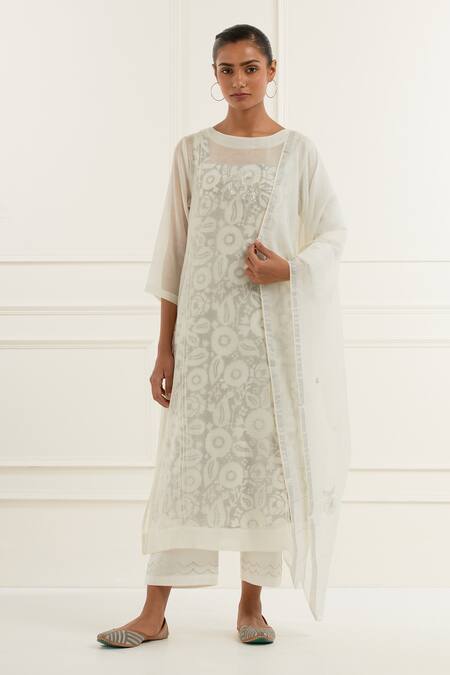 Kamaltaas_Off White Chanderi Embroidery, Piping Boat Blossom Motif Pittan Kurta With Pant _at_Aza_Fashions