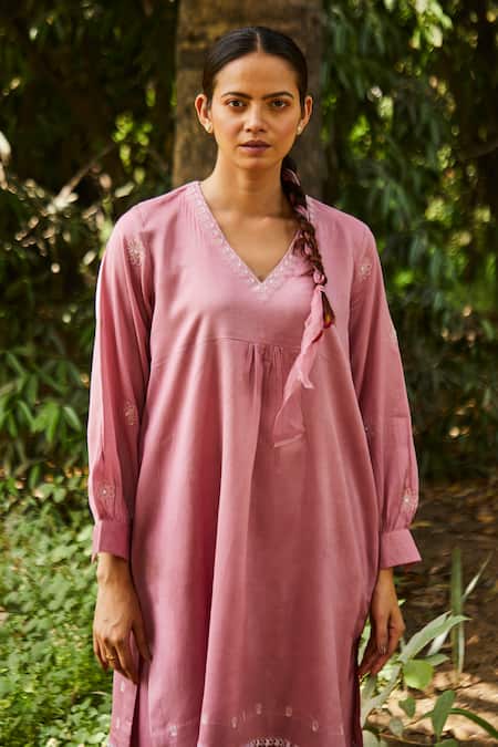 Buy BO Tree Pink Chanderi Embroidery V-neck Floral Kurta And Pant Set Online at Aza Fashions Buy_BO Tree_Pink Chanderi Embroidery V-neck Floral Kurta And Pant Set _Online_at_Aza_Fashions