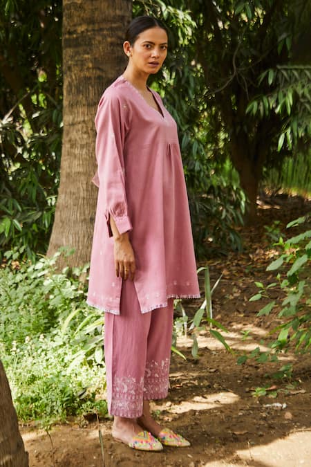Buy BO Tree Pink Chanderi Embroidery V-neck Floral Kurta And Pant Set Buy_BO Tree_Pink Chanderi Embroidery V-neck Floral Kurta And Pant Set
