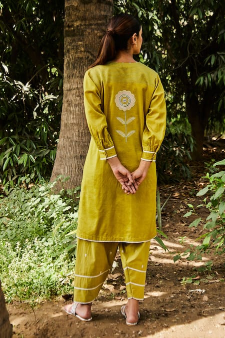 Shop BO Tree Green Chanderi Embroidery V-neck Floral Kurta And Salwar Set at Aza Fashions Shop_BO Tree_Green Chanderi Embroidery V-neck Floral Kurta And Salwar Set _at_Aza_Fashions