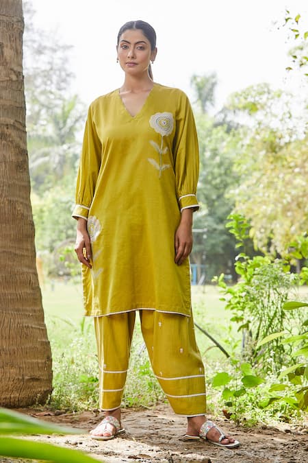 Buy BO Tree Green Chanderi Embroidery V-neck Floral Kurta And Salwar Set Buy_BO Tree_Green Chanderi Embroidery V-neck Floral Kurta And Salwar Set