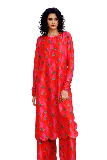17:17 By Simmi Saboo_Pink Chanderi Silk Embroidery Round Neck Abhira Chilli Print Kurta With Pant _Online_at_Aza_Fashions