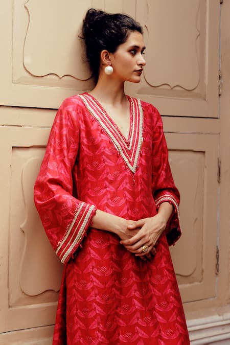 Buy_17:17 By Simmi Saboo_Maroon Chanderi Silk Lace, Crystals V-neck Dahlia Leaf Print Kurta With Pant _Online_at_Aza_Fashions