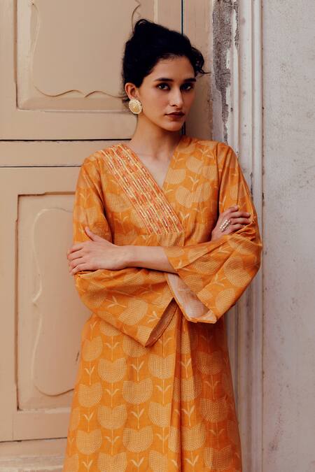 Shop_17:17 By Simmi Saboo_Orange Chanderi Silk Beads V-neck Dora Bandhani Print Kurta With Pant _Online_at_Aza_Fashions