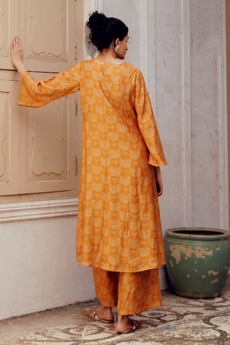 Shop_17:17 By Simmi Saboo_Orange Chanderi Silk Beads V-neck Dora Bandhani Print Kurta With Pant _at_Aza_Fashions