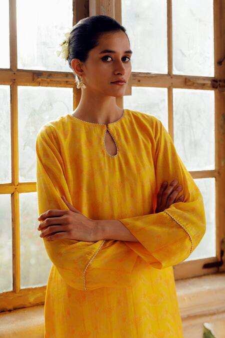 17:17 By Simmi Saboo_Yellow Chanderi Silk Embroidery Keyhole Neck Radhi Leaf Print Kurta With Pant _at_Aza_Fashions