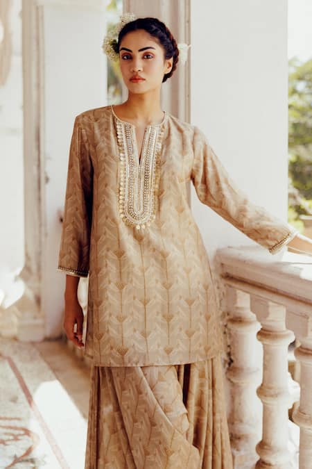 Shop 17:17 By Simmi Saboo Green Chanderi Silk Sequins, Beads, Vera Leaf Print Short Kurta With Harem Pant at Aza Fashions Shop_17:17 By Simmi Saboo_Green Chanderi Silk Sequins, Beads, Vera Leaf Print Short Kurta With Harem Pant _at_Aza_Fashions