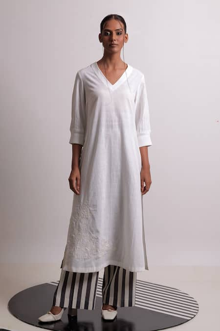 Nautanky Ivory Hand Woven Cotton Embroidery Thread V-neck Zen Floral Kurta With Pant 