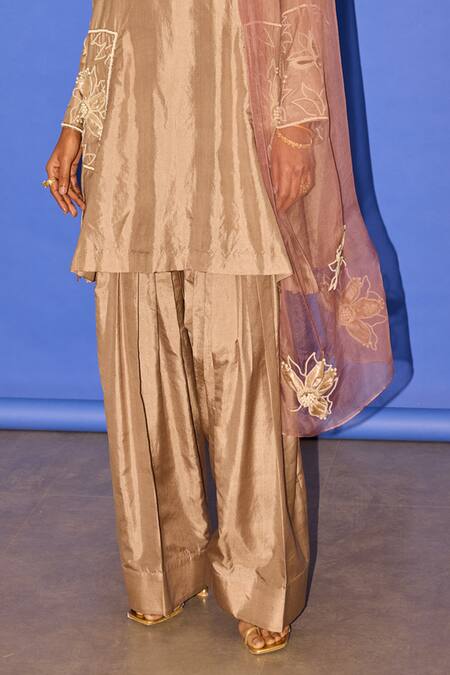 Esha Arora_Brown Silk, Linen Pearls V-neck Floral Embroidered Kurta Set _Online_at_Aza_Fashions